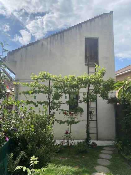 Casă cu Teren 200 Mp în Central