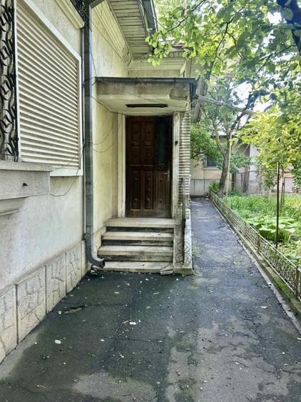 Casă individuală cu 5 camere cu Teren 400 Mp în Central