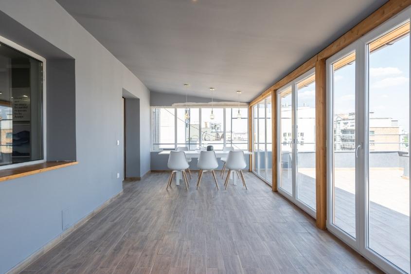 Apartament cu 5 camere semidecomandat, mobilat în Universitate