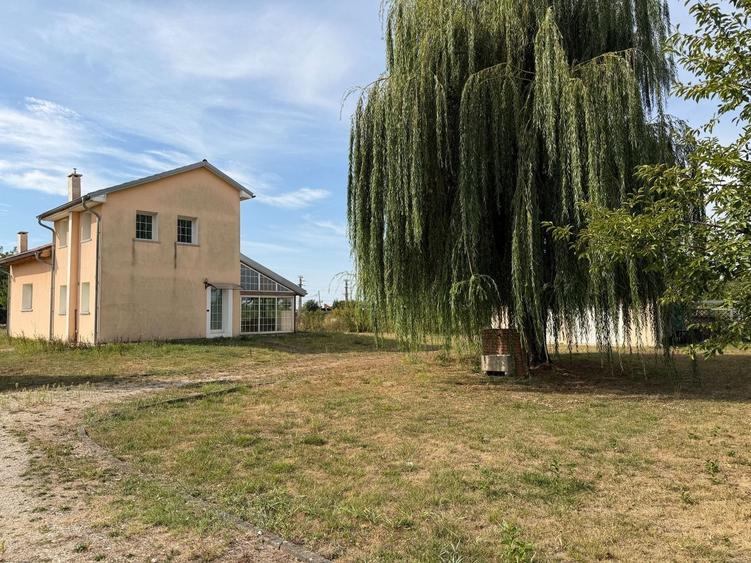 Casă individuală cu 6 camere cu Canalizare în Vest