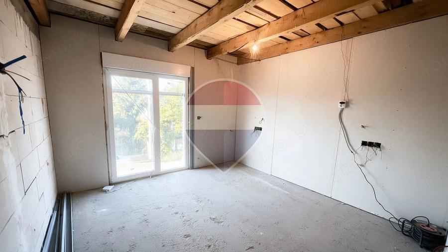 Casă cu 6 camere cu Teren 812 Mp în Cornești