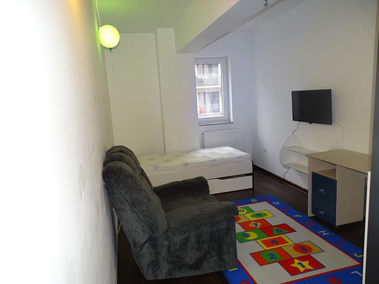 Apartament cu 3 camere decomandat, mobilat în Tractorul