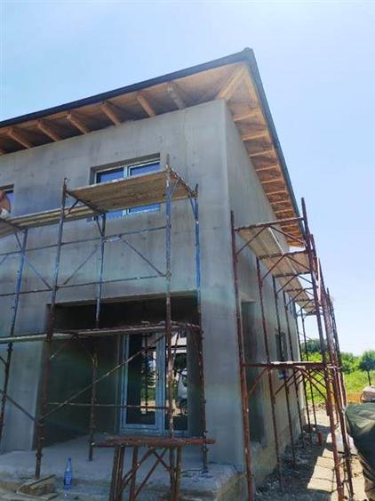 Casă cu 4 camere cu Canalizare în Central