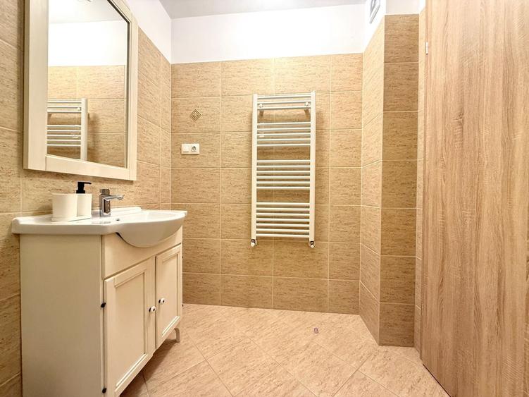 Apartament cu 3 camere, mobilat în Tractorul