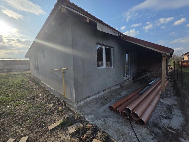 Casă cu 3 camere cu Teren 276 Mp în Parța