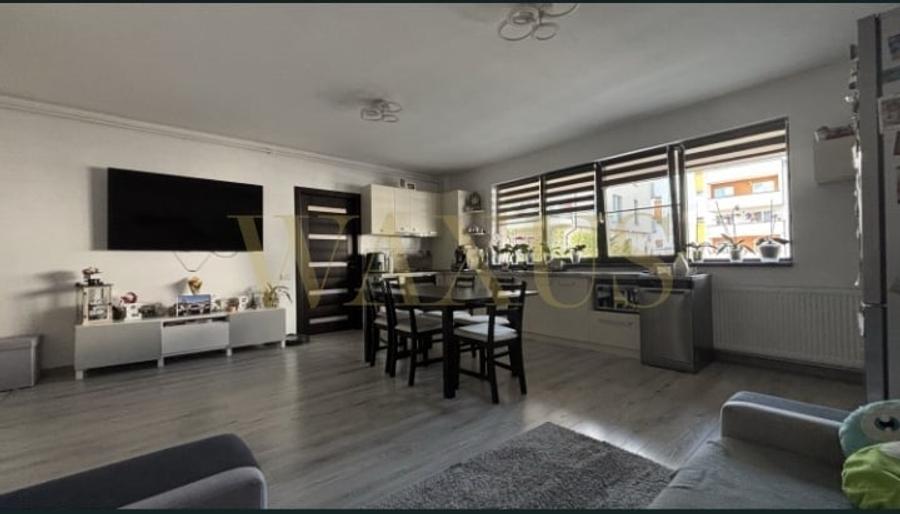 Apartament cu 3 camere semidecomandat, mobilat în Florești
