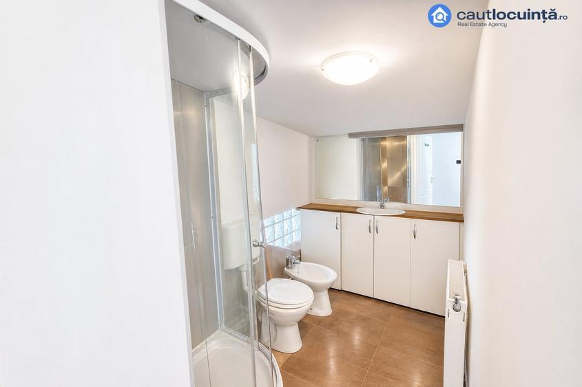 Casă individuală cu 7 camere cu Canalizare în Ultracentral