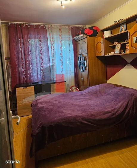 Apartament cu 3 camere semidecomandat, mobilat în Alexandru Obregia
