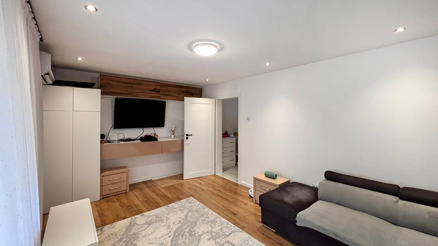 Apartament cu 2 camere decomandat în Valenta