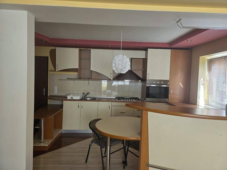 Apartament cu 3 camere semidecomandat în Plopilor