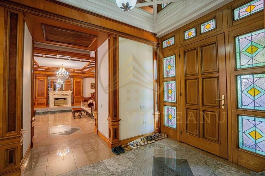 Casă individuală cu 9 camere cu Canalizare în Central