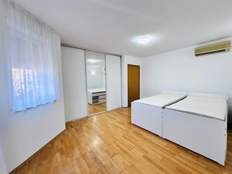 Casă cu 4 camere cu Canalizare în Central