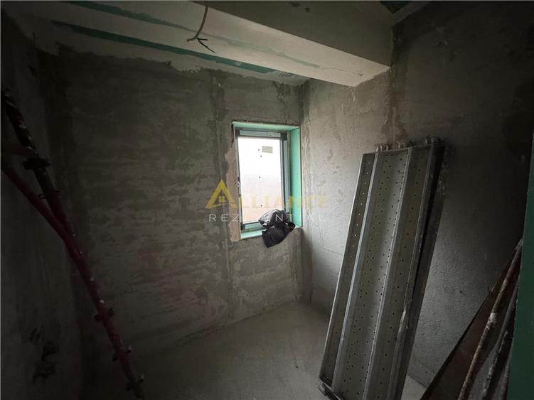 Duplex cu 4 camere cu Canalizare în Central