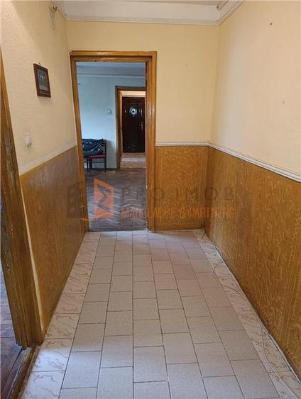 Apartament cu 3 camere semidecomandat în Micro 3