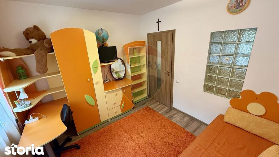 Apartament cu 3 camere semidecomandat, mobilat în Săsar