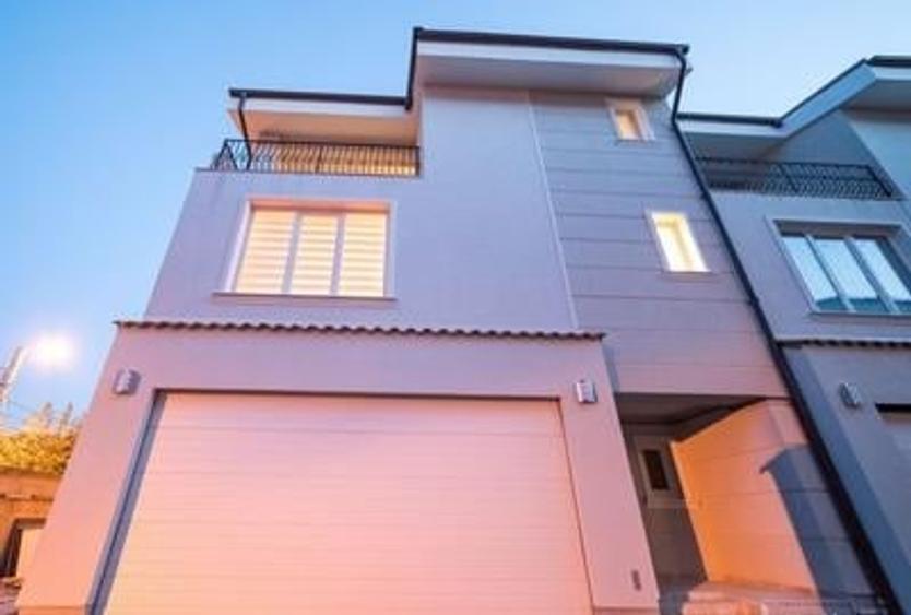 Duplex cu 7 camere cu Canalizare în Iancu Nicolae