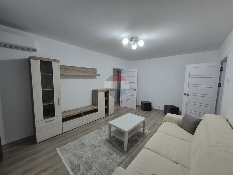Apartament cu 3 camere semidecomandat, mobilat în Sălaj