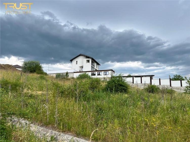 Teren Construcții extravilan de 1570 mp, în Est