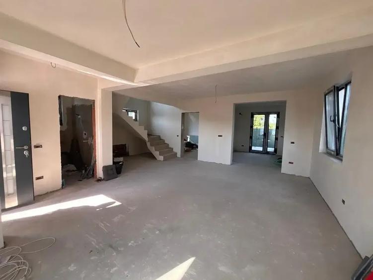 Casă cu 5 camere cu Canalizare în Vest