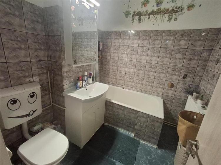 Apartament cu 3 camere decomandat, mobilat în Valea Aurie