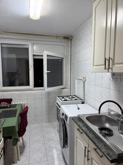 Apartament cu 3 camere semidecomandat în Câmpia Libertății