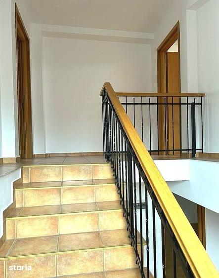 Casă cu 8 camere cu Teren 250 Mp în Tei