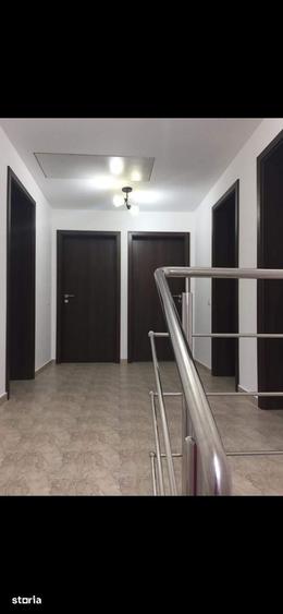 Casă cu 5 camere cu Teren 300 Mp în Roșu