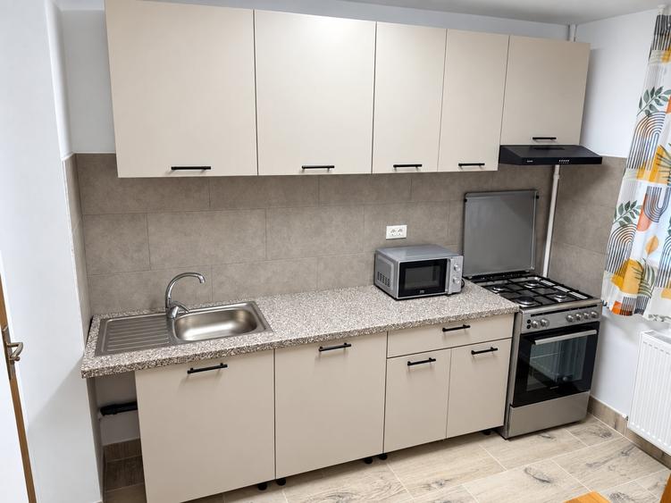 Apartament cu 4 camere semidecomandat, mobilat în Dristor