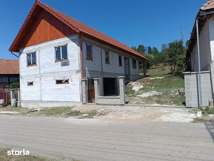 Casă cu 5 camere cu Teren 4200 Mp în Sâncraiu