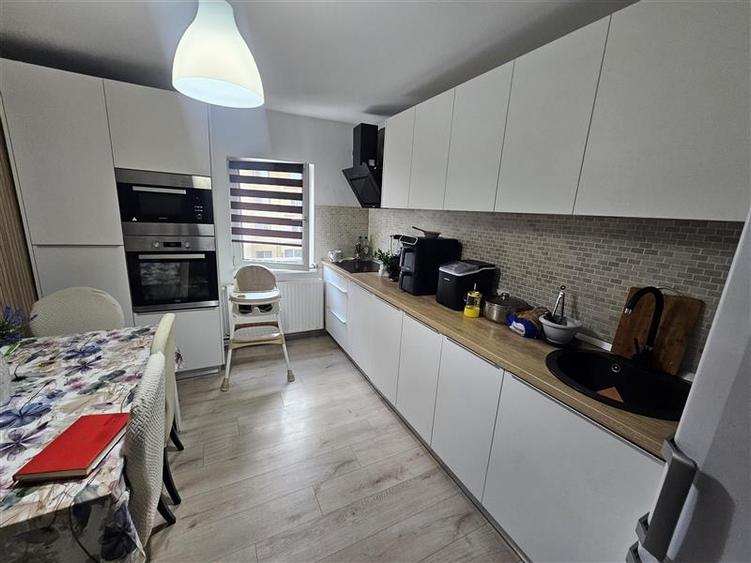 Apartament cu 3 camere decomandat, mobilat în Micro IV