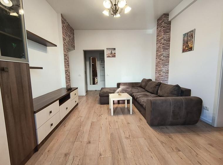 Apartament cu 3 camere semidecomandat, mobilat în 1 Mai