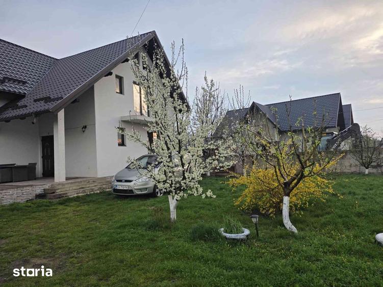 Casă cu 5 camere cu Teren 1000 Mp în Zvoriștea
