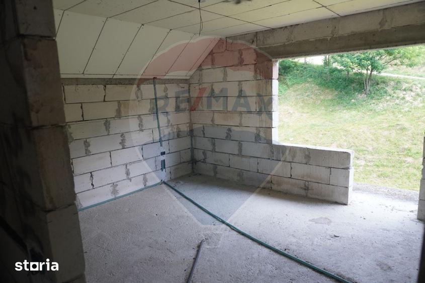 Casă cu 5 camere cu Teren 1640 Mp în Moisei