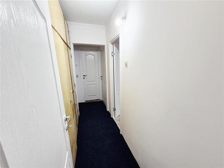 Apartament cu 3 camere semidecomandat în Alexandru cel Bun