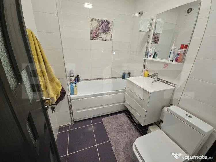 Apartament cu 3 camere decomandat în Podu Roș