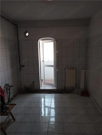 Apartament cu 3 camere decomandat, mobilat în Sud