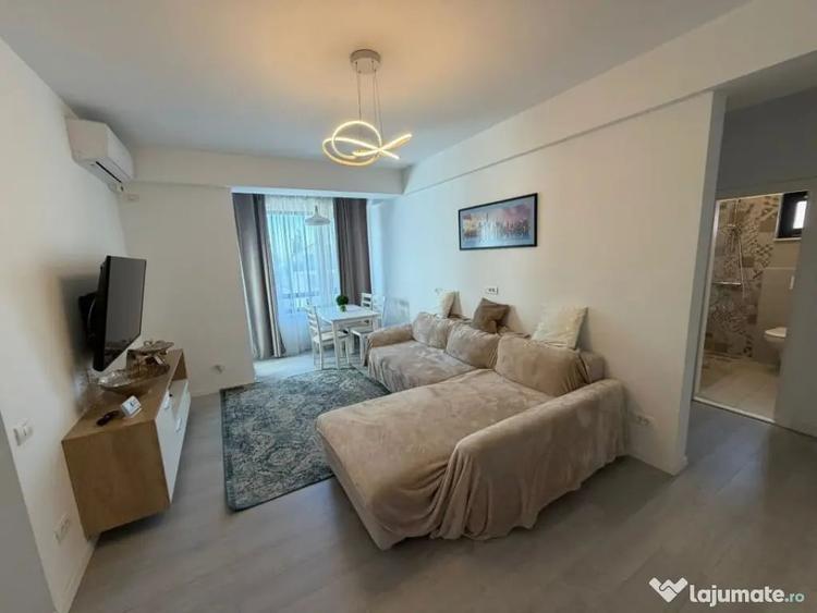 Apartament cu 3 camere semidecomandat în Calea Severinului