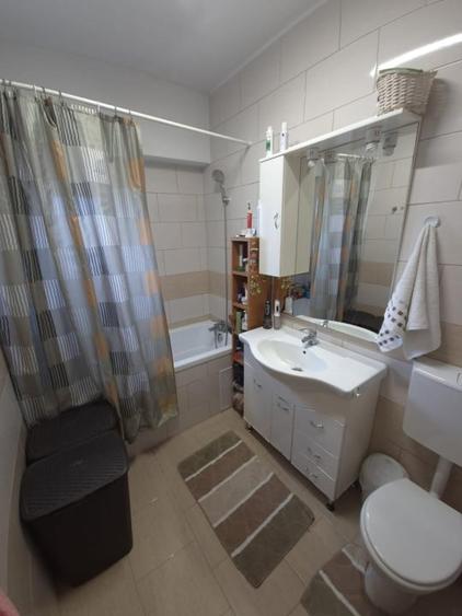 Apartament cu 3 camere semidecomandat în Florești