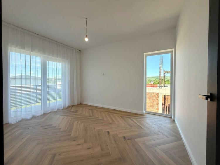 Casă cu 4 camere decomandat în Bucium