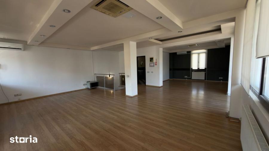 Casă cu 8 camere cu Teren 236 Mp în Gara de Nord