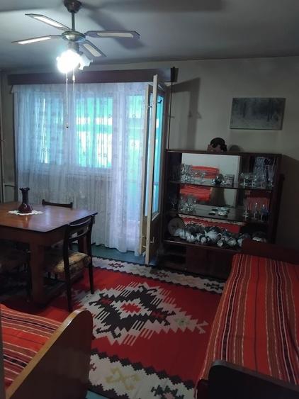 Apartament cu 3 camere decomandat în Zăvoi