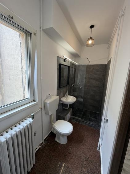 Apartament cu 3 camere semidecomandat în Știrbei Vodă