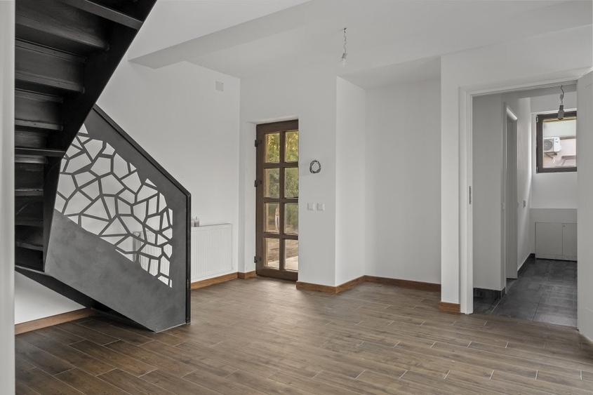 Casă individuală cu 5 camere cu Canalizare în Gruiu