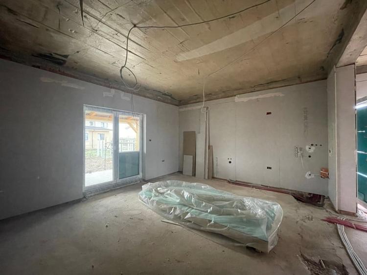 Duplex cu 4 camere cu Canalizare în Urseni