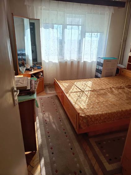 Apartament cu 3 camere decomandat în Craiovița Nouă