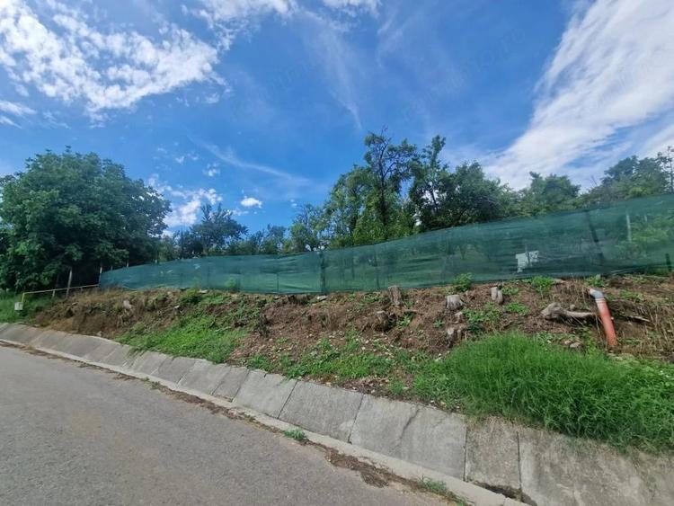 Teren de 1400 mp, în Albota