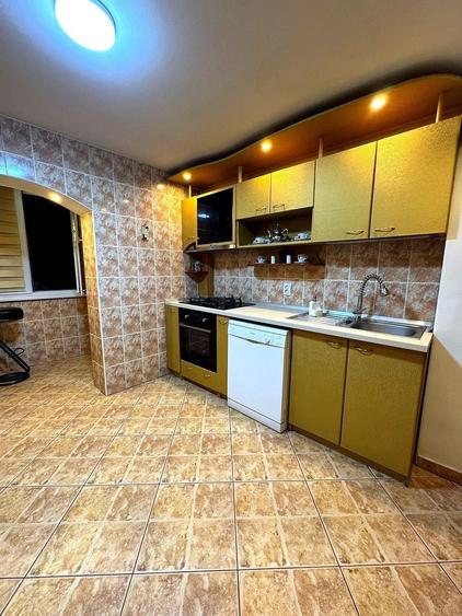 Apartament cu 3 camere decomandat în Central