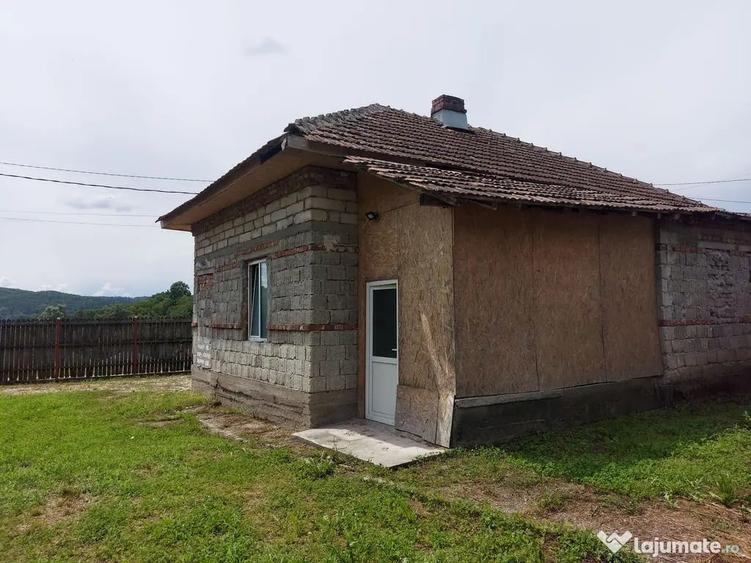 Casă cu 4 camere cu Teren 405 Mp în Bascov