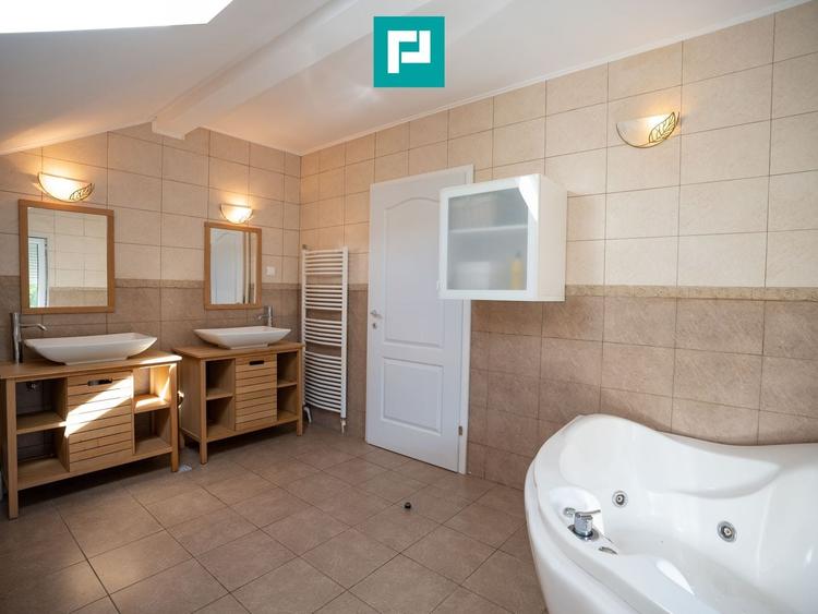 Casă individuală cu 6 camere cu Canalizare în Moneasa