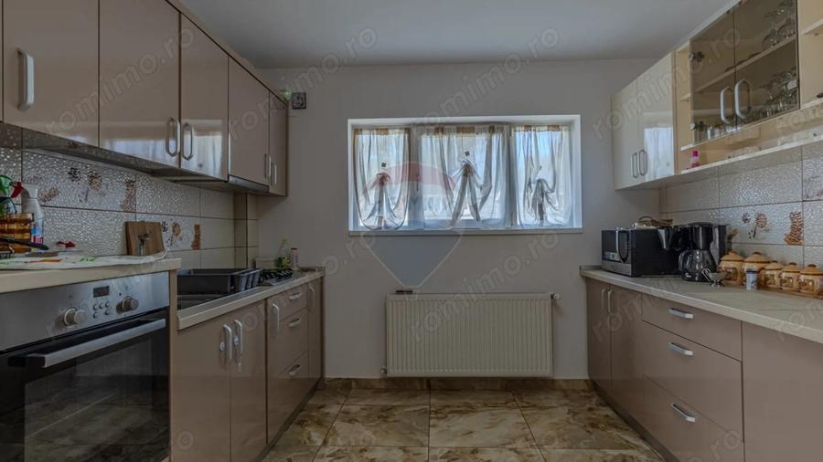 Casă cu 10 camere cu Teren 1074 Mp în Moieciu
